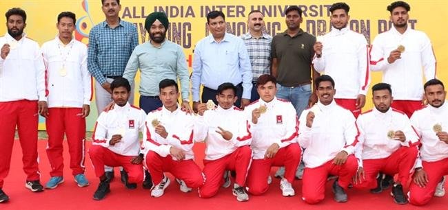 DEEPAK SABHARWAL AND FORMER INDIAN CAPTAIN MANJEET HONORED THE WINNERS OF ALL INDIA INTER UNIVERSITY KAYAKING CANOEING.