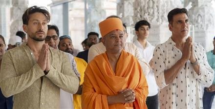 BOLLYWOOD STARS AKSHAY AND SHROFF VISIT BAPS HINDU MANDIR, ABU DHABI
