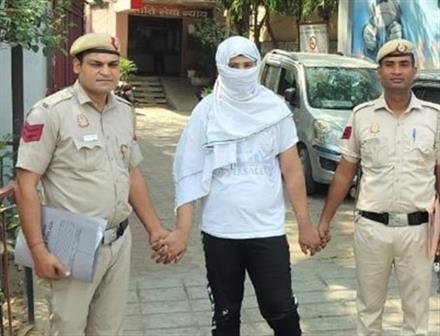 GANG OF LADY THIEVES BUSTED INSIDE RUNNING METRO:  FIVE WOMEN NABS AND SENT TO JAIL