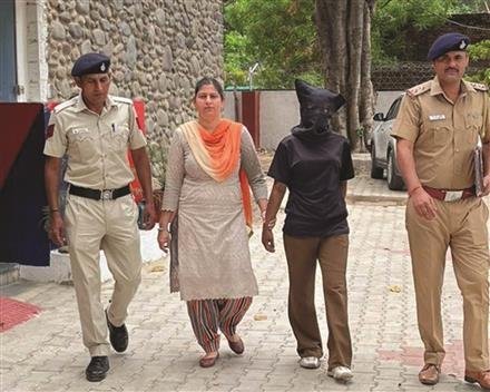 CHANDIGARH POLICE OPERATION CELL NABS ABSCONDER 24 YEARS GIRL ANMOL  INVOLVED IN CRIMINAL CASES