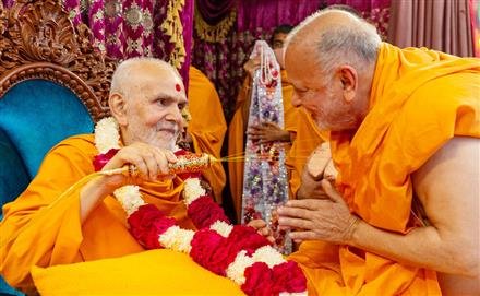 THOUSANDS PARTICIPATE IN BAPS PUSHPADOLOTSAV