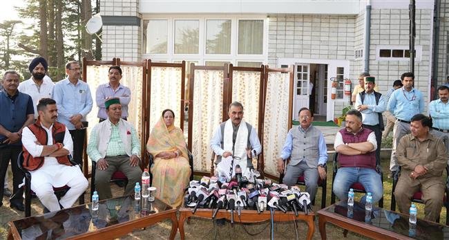 ढोल नगाड़ों के साथ कांग्रेस कार्यकर्ता पहुँचे ओक ओवर, सीएम के साथ मनाया जश्न