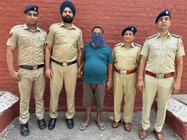 CHANDIGARH POLICE BUSTED FLESH TRADE RACKET IN BURAIL IN MAHARAJA  HOTEL, HOTELIER ARRESTED AND THREE GIRLS RESCUED
