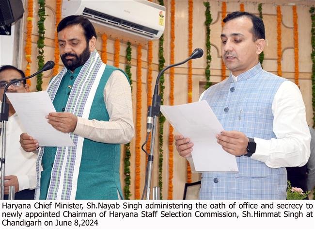 HIMMAT SINGH SWORN IN AS NEW CHAIRMAN OF HSSC, CM NAYAB SINGH ADMINISTERS OATH OF OFFICE