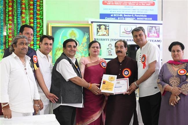 ज्योतिष सम्मेलन में कुंडली दिखाने उमड़े लोग, प्रख्यात ज्योतिषाचार्य नवदीप मदान सम्मनित