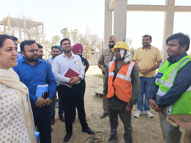 DELHI POLICE ARRESTED INTER-STATE FIREARMS TRAFFICKER, 10 PISTOLS OF .32 BORE, RECOVERED FROM THE DOORS CAVITY OF HIGH END CAR