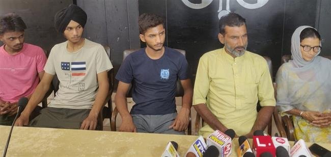 मामला शामलात जमीन की बोली का: जिला फतेहगढ़ के गाँव मुछरायी खुर्द गाँव का परिवार रसूखदारों के जबर का कर रहा सामना