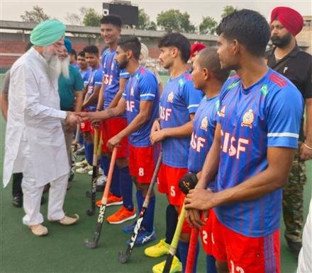 PUNJAB VIDHAN SABHA SPEAKER FELICITATES HOCKEY PLAYERS WITH CASH PRIZES