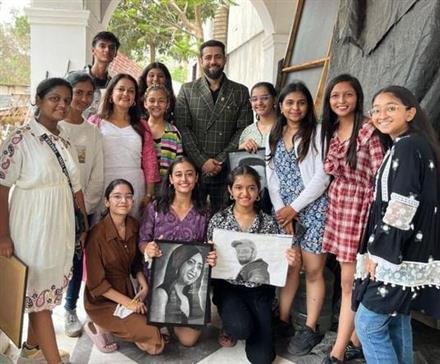 FANS DELIGHT MAHIR AND ANJALI WITH THEIR SKETCHES ON THE SET OF SONY SAB’S VANSHAJ