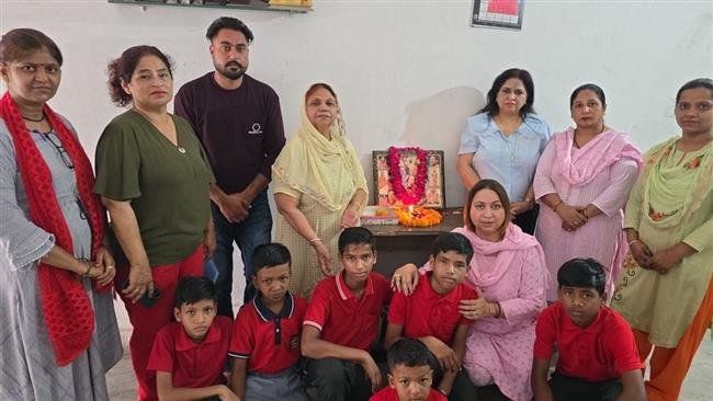 तथास्तु चैरिटेबल सोसाइटी के बच्चों ने जगद गुरु पंचानंद गिरि के जन्मदिवस पर एक श्रद्धांजलि कार्यक्रम आयोजित किया