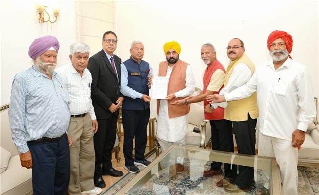 मुख्यमंत्री भगवंत मान से मिला एलाइंस ऑफ़ ऑल इंडिया पैरा मिलिट्री फाॅर्स वेलफेयर एसोसिएशन का प्रतिनिधिमंडल