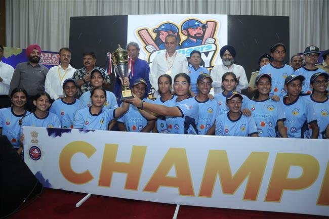 FORMER TEST CRICKETERS KAPIL DEV AND ASHOK MALHOTRA FELICITATED THE WINNERS