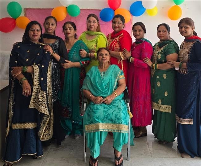 तथास्तु चैरिटेबल सोसायटी ने हर्षोल्लास के साथ मनाया तीज उत्सव