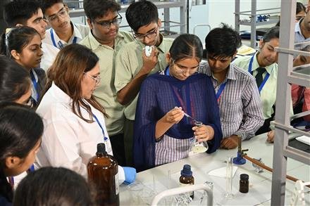 एमिटी यूनिवर्सिटी पंजाब ने उभरते वैज्ञानिकों के लिए डीएसटी इंस्पायर इंटर्नशिप शिविर की मेजबानी की