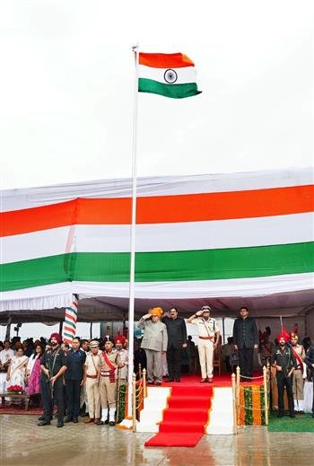CHANDIGARH ADMINISTRATION CELEBRATES INDEPENDENCE DAY, .ADMINISTRATOR KATARIA LAID WREATH AT WAR MEMORIAL