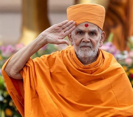 92-YEAR-OLD MAHANT SWAMI MAHARAJ SALUTES THE TRICOLOR