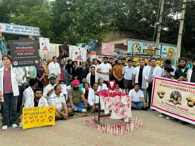 कोलकाता डॉक्टर की मौत के रोष स्वरूप डॉक्टर्स मेडिकल एसोसिएशन ने किया रोष प्रदर्शन