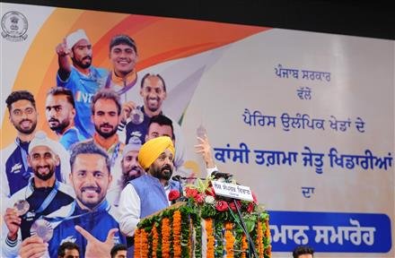 CM FELICITATES MEMBERS OF INDIAN HOCKEY SQUAD FROM PUNJAB WITH CASH PRIZE