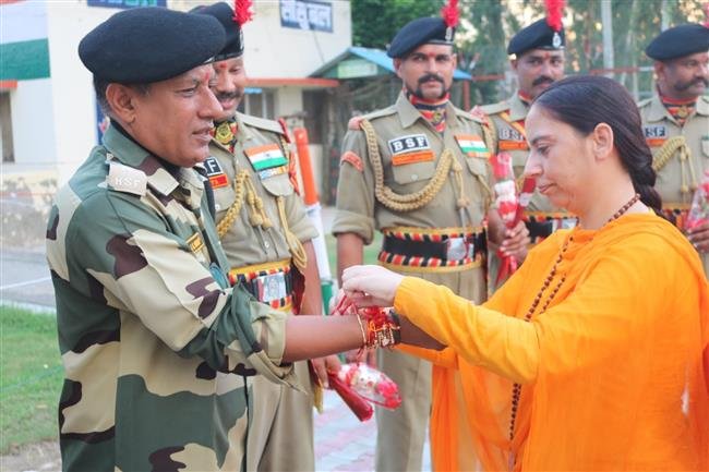 दिव्य ज्योति जागृति संस्थान ने भारत पाक सीमा पर बीएसएफ के जवानों के साथ मनाया रक्षा बंधन पर्व