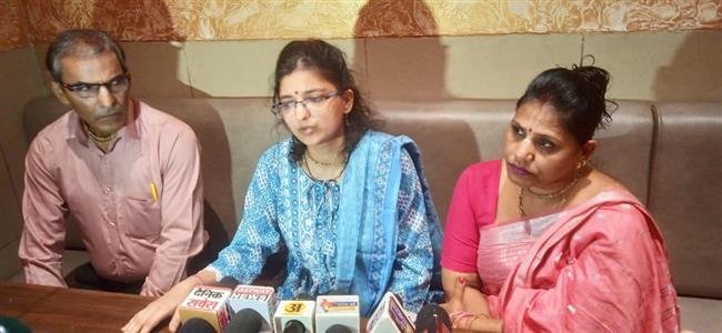 युवती ने पति पर लगाया दहेज मांगने और हत्या की कोशिश करने का आरोप : पुलिस ने नहीं की कोई कार्रवाई