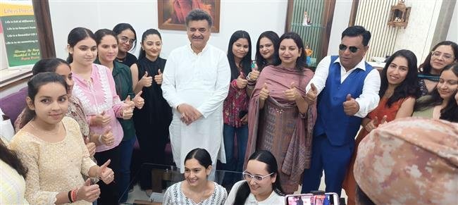 CHANDER  MOHAN CONGRESS CANDIDATE VISITS MITS  MK BHATIA  GIVEN WARM WELCOME , PERDICTS VICTORY