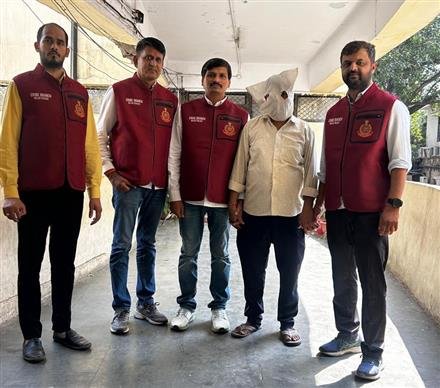 DELHI IGI AIRPORT TEAM NABS PUNJAB BASED AGENT FOR ARRANGING FAKE VISA  AND STAMPS  ON PASSPORT OF PAX