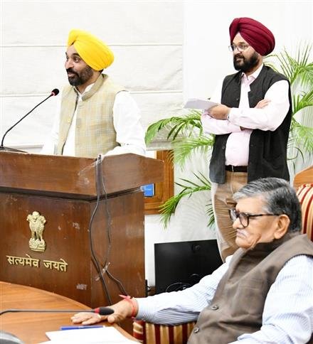 PLAY A PROACTIVE ROLE FOR EMPOWERING COMMON MAN BY IMPARTING QUALITY EDUCATION TO THE STUDENTS: CM TO ACADEMICIANS
