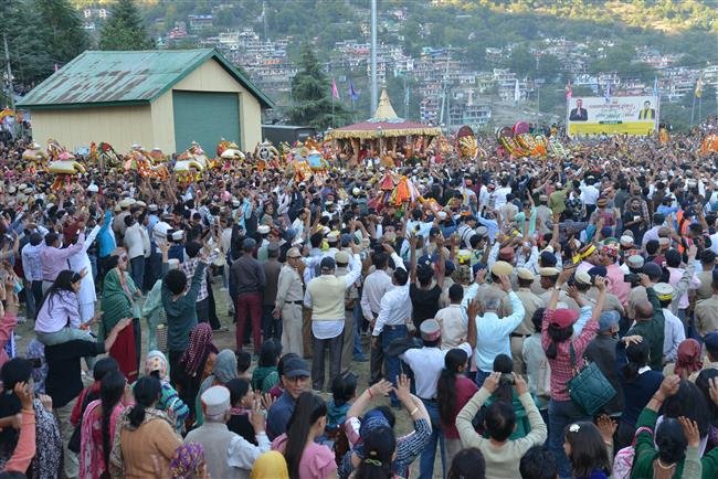 राज्यपाल ने किया सप्ताह भर चलने वाले अंतरराष्ट्रीय कुल्लू दशहरे का शुभारम्भ