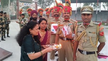 महाराष्ट्र से आई नेत्रहीनों ने बीएसएफ संग भारत पाक सरहद पर मनाया भैया दूज का पर्व