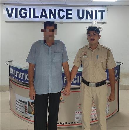 DELHI VIGILANCE NABS ASI OF PS KRISHNA NAGAR ACCEPTING ILLEGAL GRATIFICATION OF RS. 10 THOUSAND