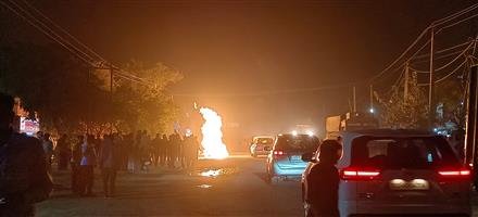 डेरा बस्सी मुबारिकपुर रोड पर अंडरग्राउंड गैस पाइप में लगी आग, फायर ब्रिगेड ने आग पर काबू पाया, कुछ ही दूरी पर था पेट्रोल पंप, बड़ा हादसा टला