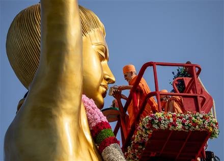 PUJYA MAHANT SWAMI MAHARAJ CONSECRATES 49-FEET HIGH MURTI OF SHRI NILKANTH VARNI MAHARAJ