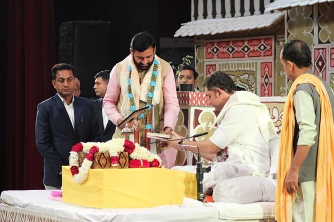 मुख्यमंत्री ने मंच पर बिराज गौमाता को अपने हाथों से दूध पिलाया, गायक बी प्राक ने अपने भजनों से भगतों को निहाल किया