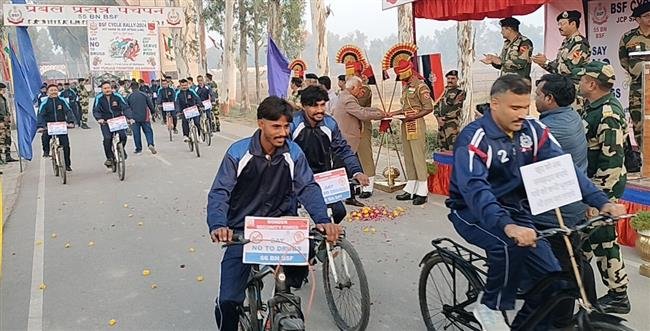 भारत-पाकिस्तान सीमा पर जेसीपी वाधवा, फाजिल्का से जेसीपी अटारी, अमृतसर तक बीएसएफ साइकिल रैली का आयोजन