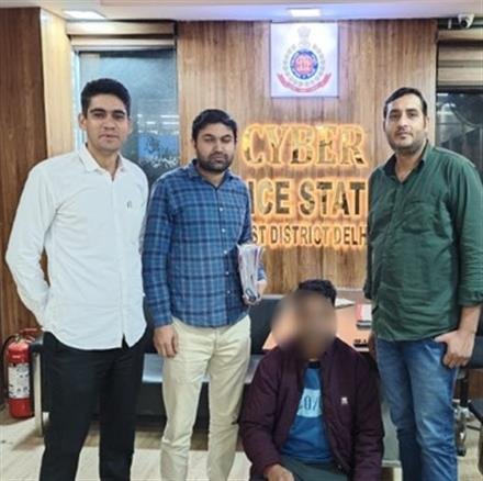 DELHI POLICE NABS ACCUSED FROM BANGLA DESH BORDER  DUPING  ON PRETEXT OF SENDING FAKE PARCEL