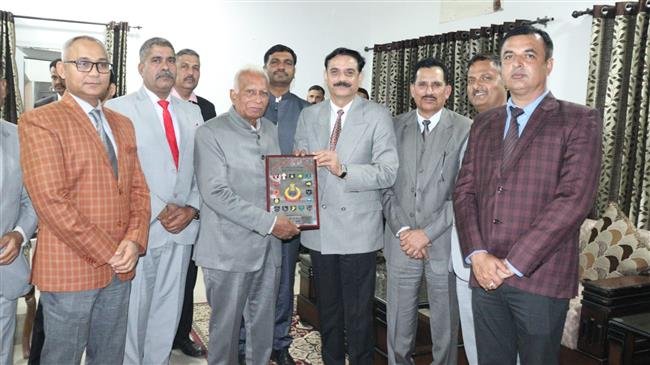 बीएसएफ अधिकारियों ने लीलाधर शर्मा को किया सम्मानित