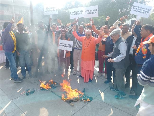 हिंदू समुदाय ने एकजुट होकर पर बांग्लादेश में हिंदुओं के उत्पीड़न के खिलाफ किया जबरदस्त रोष प्रदर्शन