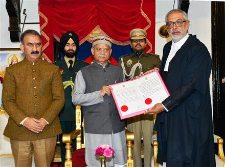 न्यायमूर्ति गुरमीत सिंह संधावालिया ने हिमाचल प्रदेश उच्च न्यायालय के मुख्य न्यायाधीश के रूप में शपथ ली , राज्यपाल ने राजभवन में दिलाई शपथ