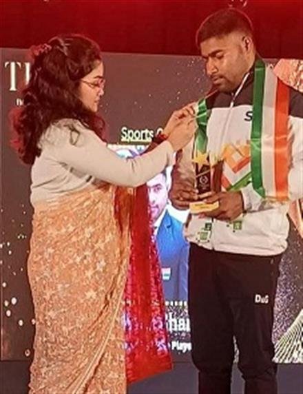 अंतराष्ट्रीय खिलाड़ी राकेश शील शर्मा द प्राइड ऑफ कुछबिहार अवॉर्ड से हुए सम्मानित