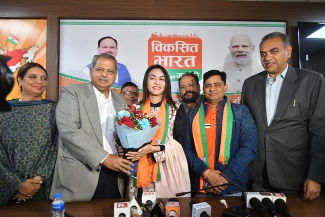 MAJOR JOLT TO CONGRESS, COUNCILLOR GURBAKSH RAWAT JOINS BJP BEFORE MAYOR ELECTION