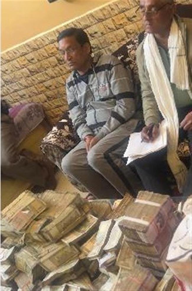 50 CRORES EMBEZZLEMENT CASE: FARIDABAD ACB TEAM RAIDED HOUSE OF RETD ACCOUNT OFFICER OF PANCHAYAT RAJ DEPTT., RECOVERED CASH OF 3.65 CRORES