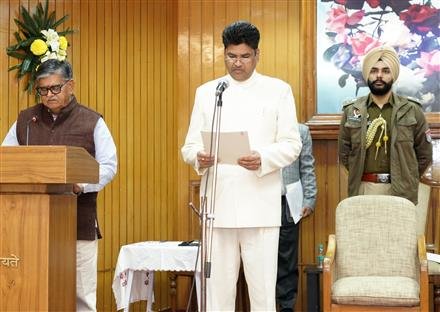 KATARIA, ADMINISTERS THE OATH OF OFFICE TO DR. MAHAVIR SINGH AS CHIEF COMMISSIONER, CHANDIGARH RIGHT TO SERVICE COMMISSION
