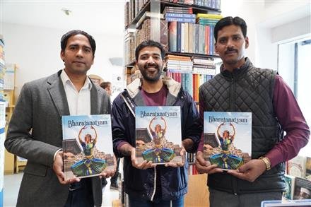 THE DANCING DENTIST SIGNS HIS BOOK ON BHARATANATYAM AT BAHRISON'S, CHANDIGARH
