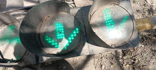 आश्चर्यजनक किन्तु सत्य : दो साल से फुटपाथ पर गिरी हुई होने के बावजूद ट्रैफिक लाइट निभा रही है अपना फर्ज !