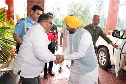 PUNJAB CHIEF MINISTER PAYS COURTESY CALL ON PUNJAB GOVERNOR.