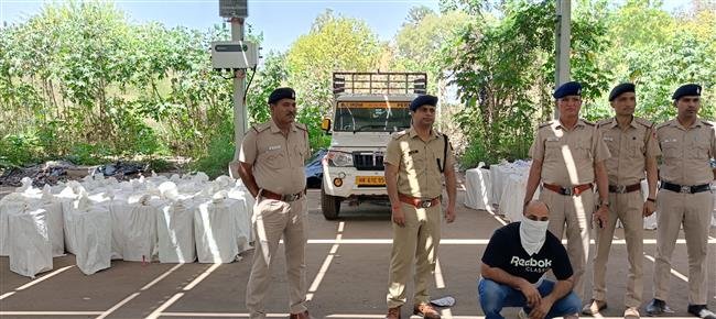 CHANDIGARH POLICE NABBED ACCUSED WITH BOLERO PICK UP AND RECOVERED 193 CASES OF ILLEGAL SUPPLY OF LIQUOR