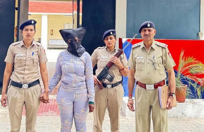 CHANDIGARH POLICE BUSTED AN INTERNATIONAL GANG OF DRUG PEDDLERS, 4  AMONG  FOREIGNER  LADY ,  ONE GANG LINKED WITH ISI PAKISTAN SHARED SECRET INFORMATION ABOUT THE INDIAN ARMY IN BIKANER & SENDING DRUGS THROUGH DRONE FROM PAKISTAN (HAWALA CHANNEL).
