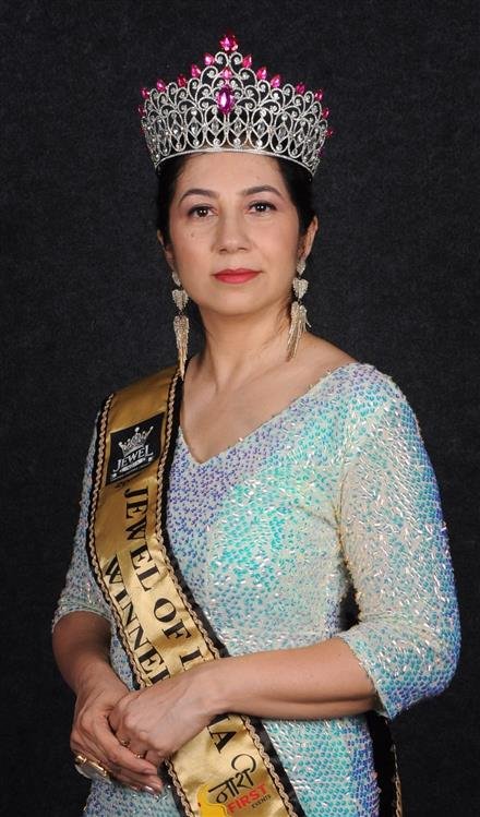 NEELIMA SHARMA CROWNED BY MALAIKA ARORA AS WINNER OF NARIFIRST BEAUTY PAGEANT SEASON2 IN GOA