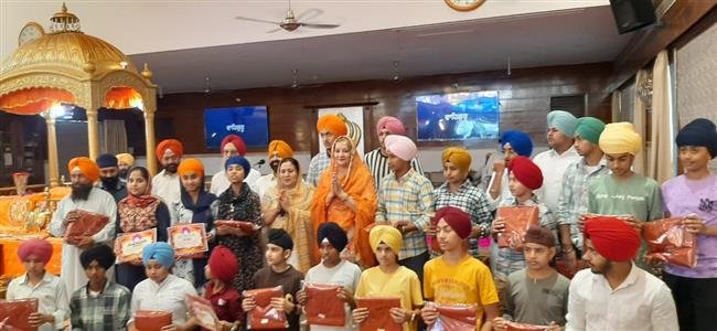 DESH BHAGAT UNIVERSITY PRO-CHANCELLOR DR. TAJINDER KAUR PRESENTS TURBANS TO CHILDREN