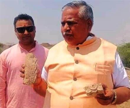 अग्रोहाधाम के प्राचीन टीले की खुदाई का कार्य का जायजा लेने पहुंचे राष्ट्रीय अध्यक्ष गोपाल शरण गर्ग